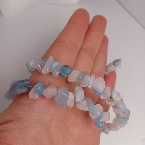 Rose quartz and aquamarine stone chip memory wire bracelet - Picture 3 of 5
